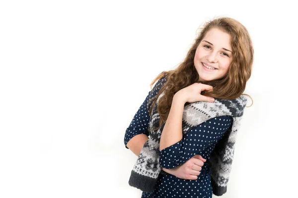 Vértes mosolygó, fehér háttérrel, aranyos fiatal lány portréja — Stock Fotó