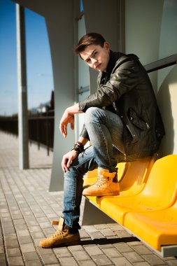 moda stil yakışıklı, şık bir adam fotoğrafı