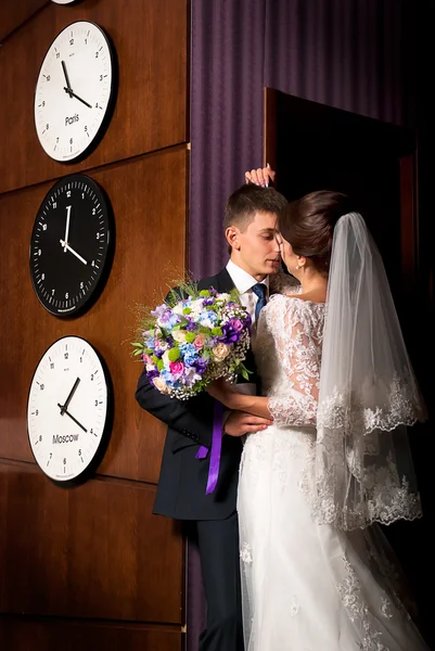 Gelukkige bruid en bruidegom is permanent in het hotel — Stockfoto