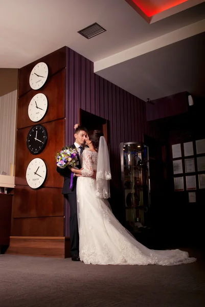 Heureux marié et mariée est debout dans l'hôtel — Photo