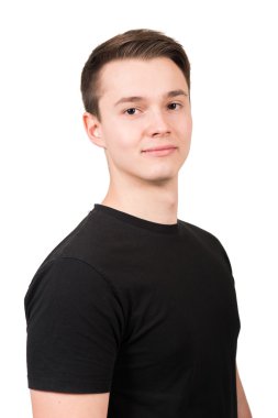 siyah t-shirt genç mutlu beyaz adam portresi. beyaz izole.