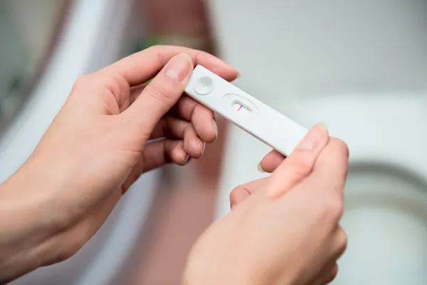 Žena honding negativní těhotenský test Stock Obrázky