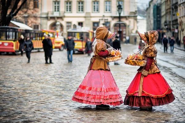 Two woman in traditional clothes standing in the square in old city Lvov — Stock Photo, Image