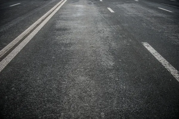 Beyaz çizgili olan asfalt yol Telifsiz Stok Fotoğraflar