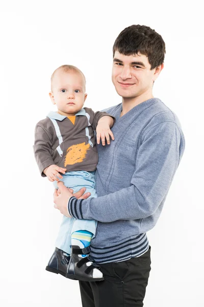 Retrato de padre y bebé sonrientes. Aislado sobre fondo blanco —  Fotos de Stock
