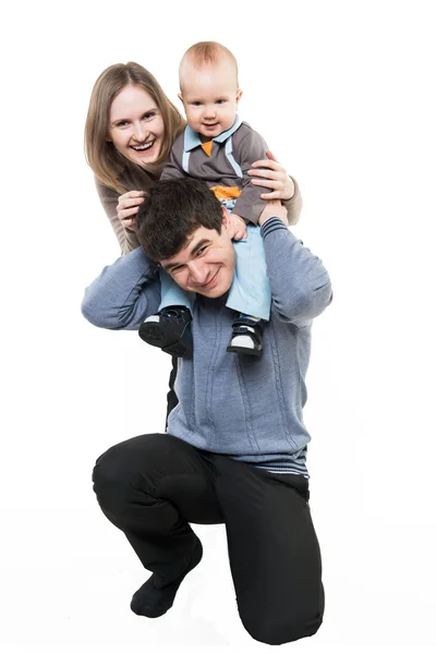 Młody portret rodziny happy whith jedno dziecko na białym tle — Zdjęcie stockowe