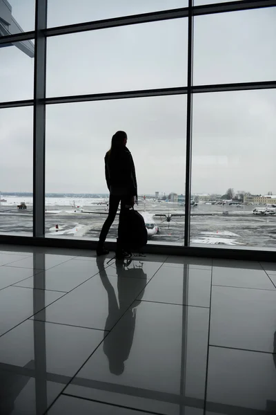Frau steht im Flughafenterminal — Stockfoto