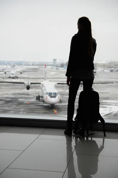 Mulher de pé no terminal do aeroporto — Fotografia de Stock