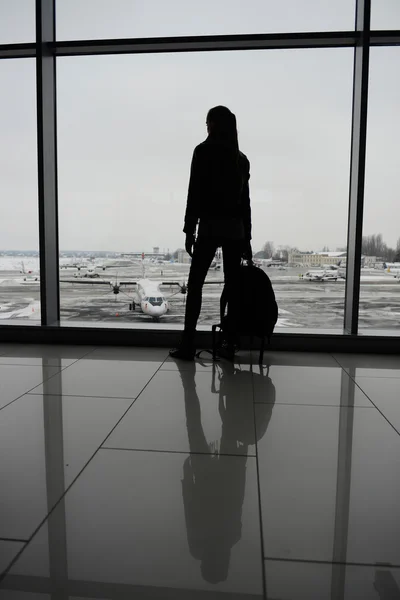 女人站在机场航站楼 — 图库照片