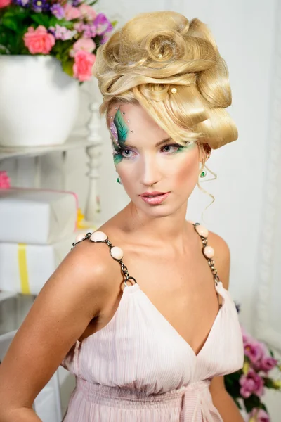 Hermosa mujer rubia con maquillaje profesional y estilo de pelo —  Fotos de Stock