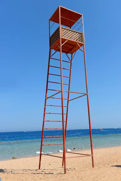 在海边沙滩上救援塔 — 图库照片