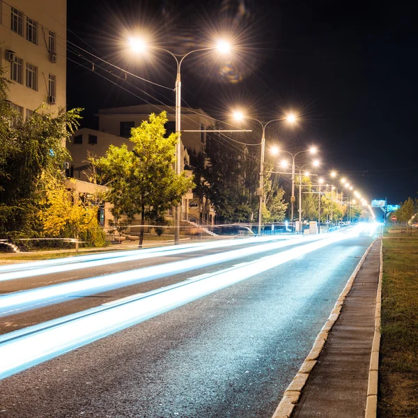 Droga aspalt z iluminacje w mieście — Zdjęcie stockowe