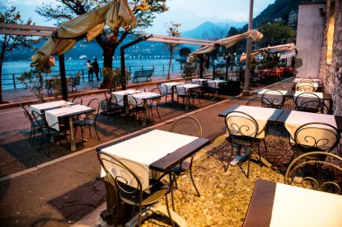 Yakındaki göl ve dağların günbatımı üzerinde Restoran