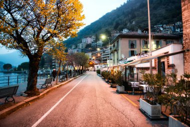 yola yakın bir göl ve dağ Town