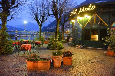 Como, İtalya - 16 Kasım: ünlü restoranda como Gölü ve akşam 16 Kasım 2013 tarihinde dağlarda, como, İtalya.