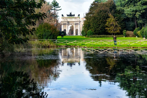 Taman Sempione dengan danau itu kota Milan, Italia — Stok Foto