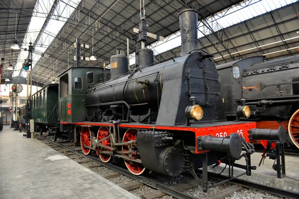 Antiguo tren de vapor en la estación de tren —  Fotos de Stock