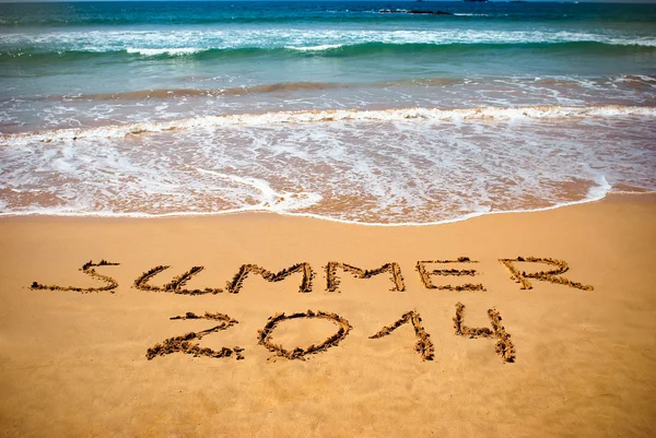 Inscriptie op natte zand zomer 2014. concept van de zomervakantie — Stockfoto