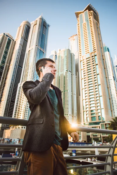 Retrato de un hombre de negocios guapo hablando por teléfono móvil — Foto de Stock
