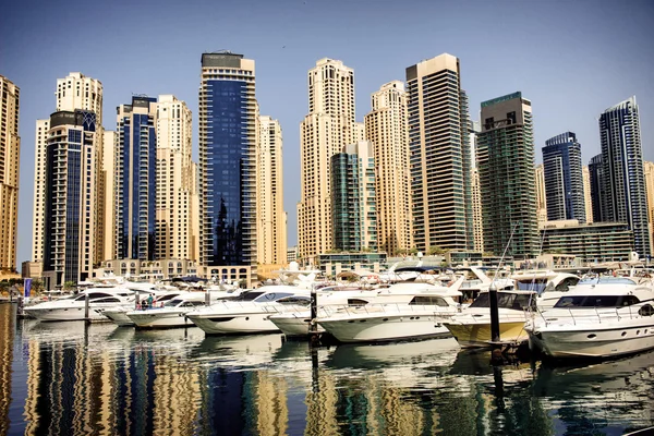 Yahts in der Bucht in der Nähe von Wolkenkratzer in Dubai marina — 图库照片