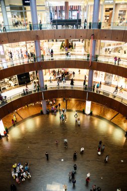 Dubai, Birleşik Arap Emirlikleri - Şubat 07: bigesst alışveriş merkezi Dubai, ubited Arap Emirlikleri üzerinde 07 Şubat 2014 Dünya dubai Mall.