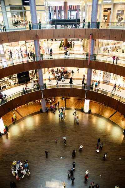 DUBAI, YHDISTYNYT ARABIAN EMIRATES - HELMIKUU 07: Maailman suurin ostoskeskus Dubain ostoskeskus 7. helmikuuta 2014 Dubaissa, Arabiemiirikunnissa . — kuvapankkivalokuva