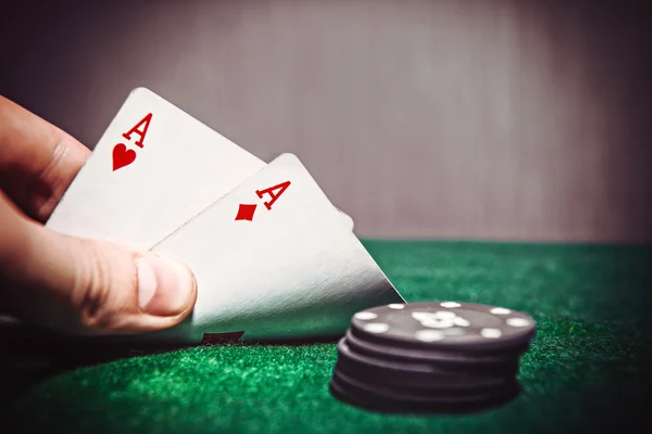 Par de ases de poker en la mesa de juego — Foto de Stock