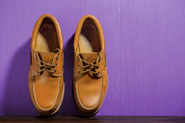 Повсякденне взуття коричневої шкіри — стокове фото