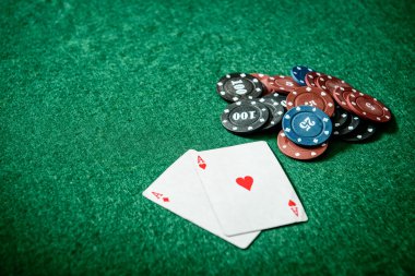 Aslar ve fiş üzerinde hissetti bir yeşil