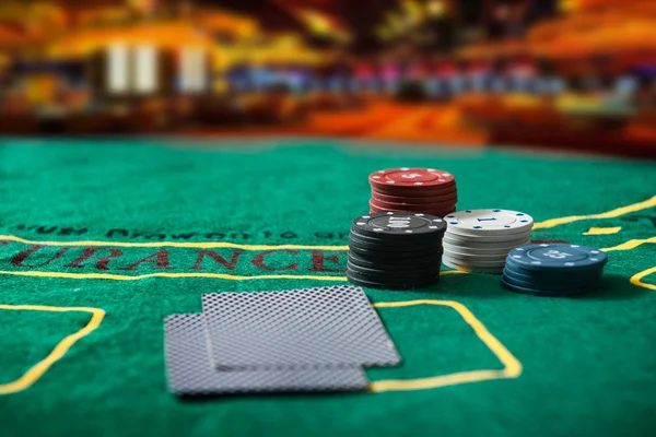 Fichas de poker em uma mesa de poker — Fotografia de Stock