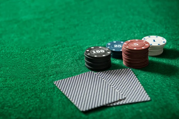 Fichas de poker en una mesa de póquer — Foto de Stock