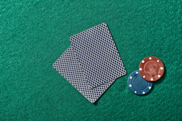 Fichas de poker em uma mesa de poker — Fotografia de Stock