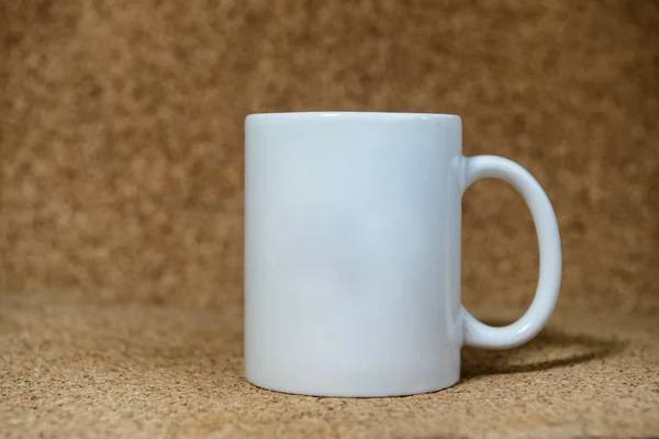 Copo de café branco na mesa de madeira — Fotografia de Stock