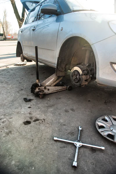 Neumáticos de repuesto en el coche en la estación de servicio —  Fotos de Stock