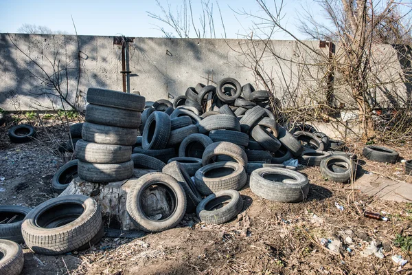 Vecchio usato pneumatici discarica in città — Foto Stock