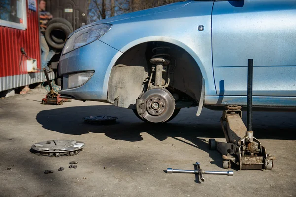 Replacement tires on the car at the service station — Stock Photo, Image