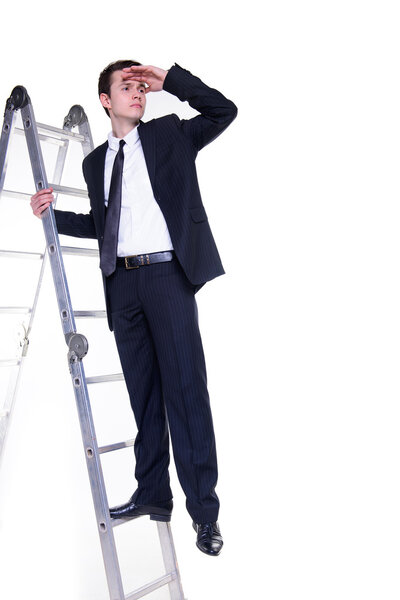 Молодой бизнесмен на лестнице ищет возможности
