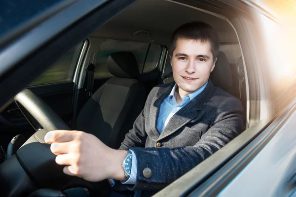 Mladý podnikatel řídí auto — Stock fotografie