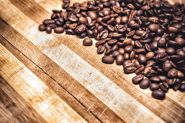 Coffee beans on grunge wooden background — Stock Photo, Image