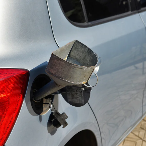 Despejando combustível no tanque de gás do carro — Fotografia de Stock