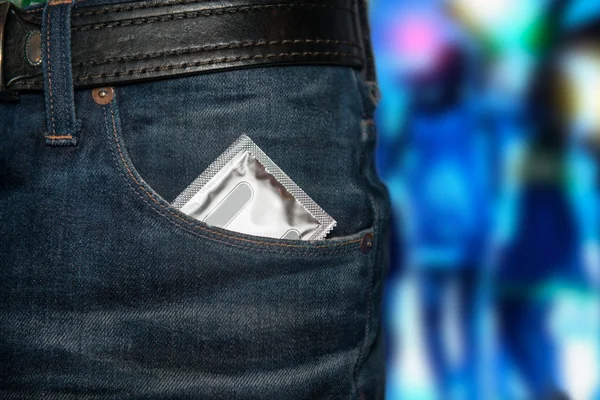 Konzeptfoto von Sicherheits-Sex auf Datum. Kondom in der Tasche. — Stockfoto