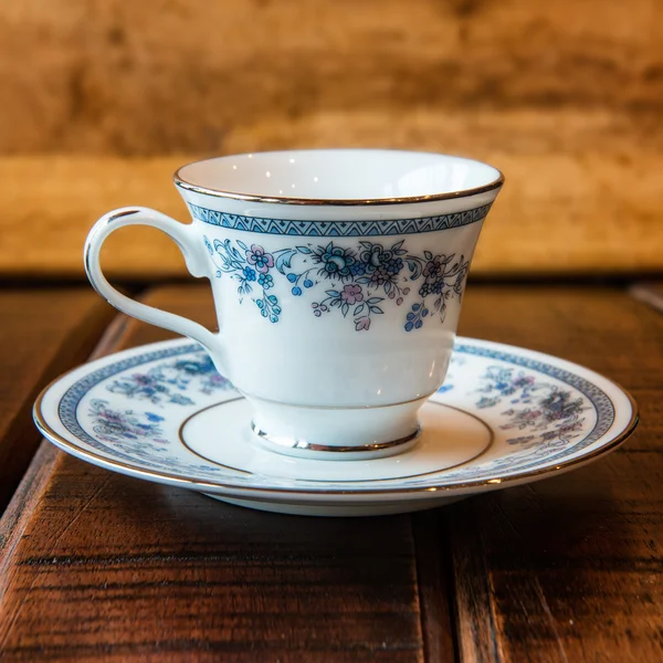 Винтажная чашка кофе на деревянном фоне — стоковое фото