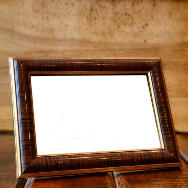 Marco de fotos en escritorio de madera — Foto de Stock