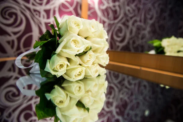 Buquê de casamento de rosas brancas — Fotografia de Stock