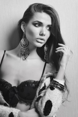 şehvetli kadın iç çamaşırı ve takı siyah beyaz portre