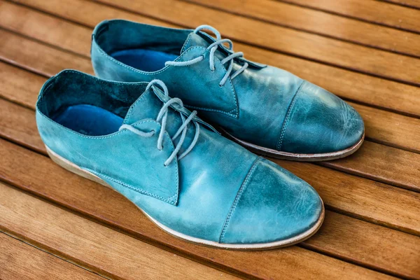 Chaussures homme sur fond bois — Photo