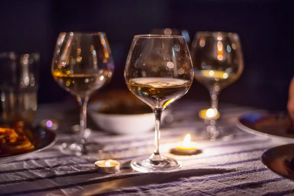 ワインとの夜のキャンドル ライト ディナー — ストック写真