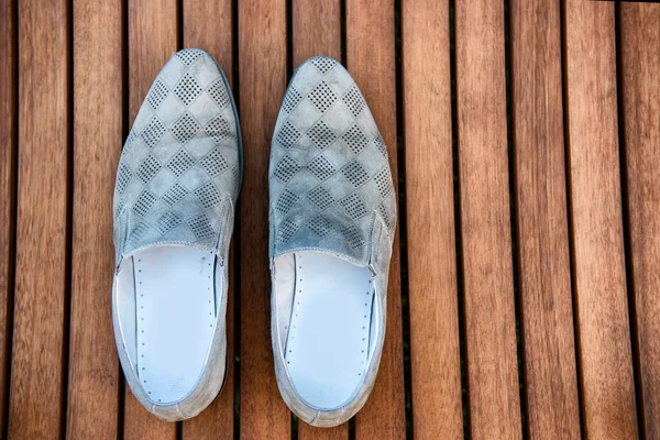 Männliche hellblaue Schuhe über dem Holztisch — Stockfoto