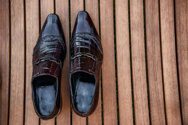 Chaussures noires masculines sur la table en bois — Photo