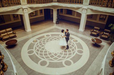 Gelin ve damat dans sarayda